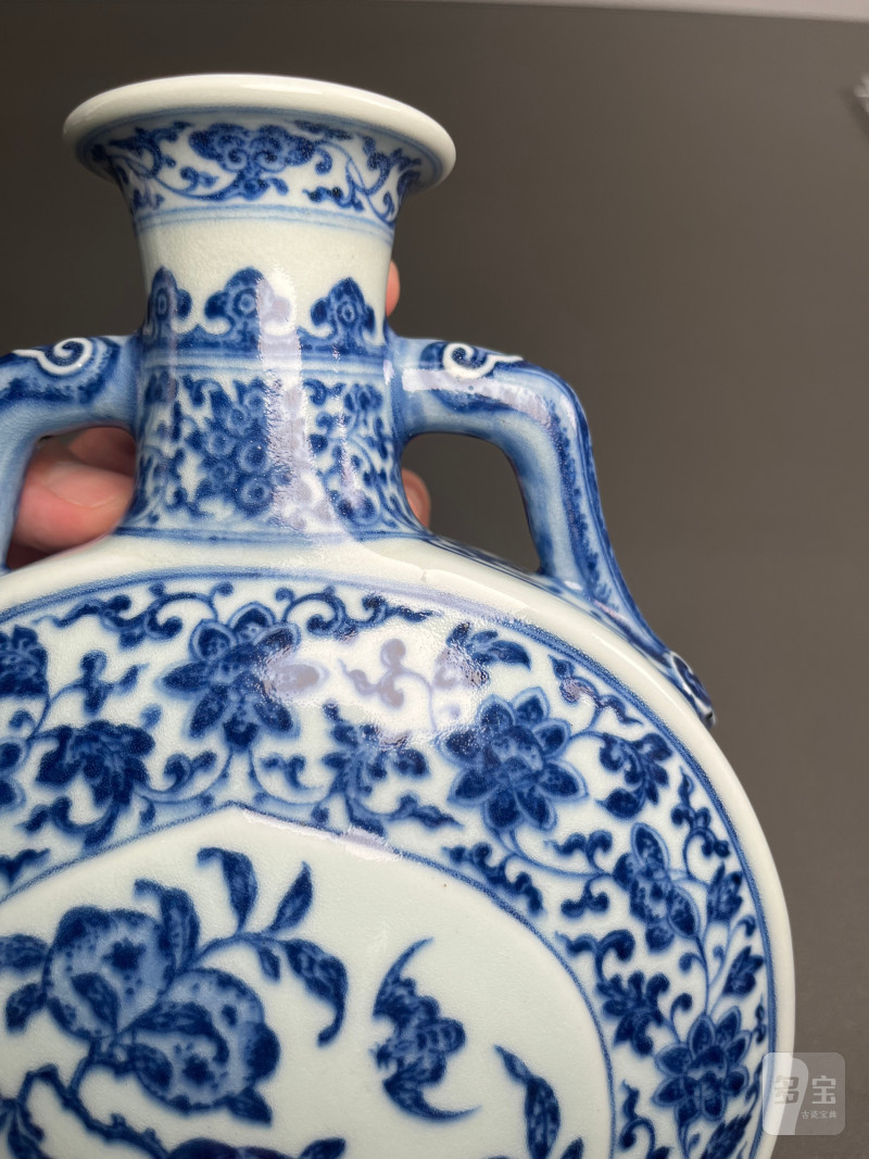 清乾隆  青花缠枝莲杏圆开光福寿纹双如意耳扁瓶 - 图15